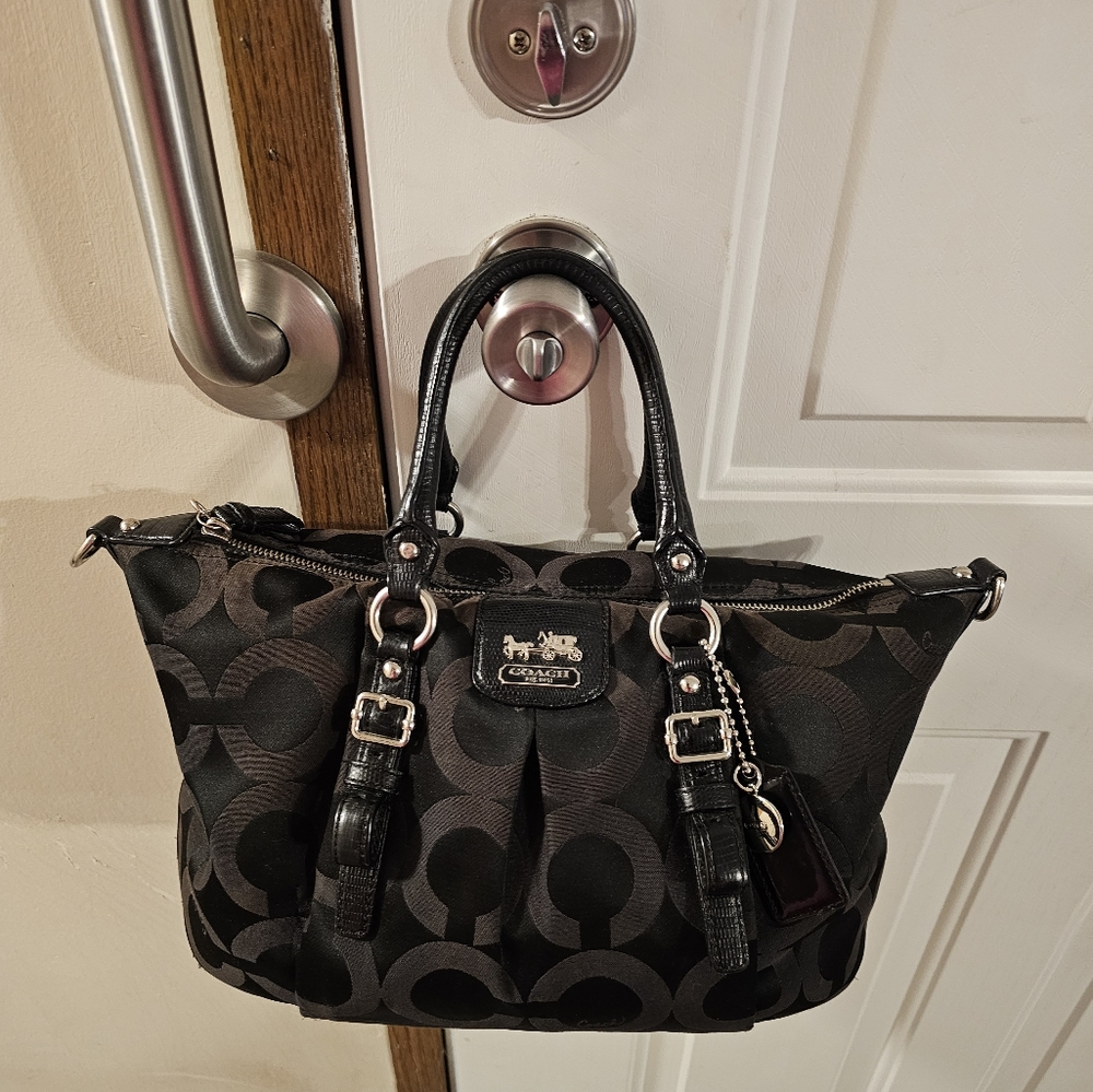 GUC COACH BLACK SHOULDER BAG. MISSING ORIGINAL ZIPPER PULL - Picture 2 of 4